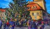 Braşovenii şi turiştii se mai pot fotografia cu bradul de Crăciun din Piaţa Sfatului până în 15 ianuarie
