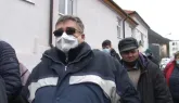 Coada sutei de lei e încă lungă la Spitalul Militar Braşov. Oamenii stau deja şi a doua oară la rând