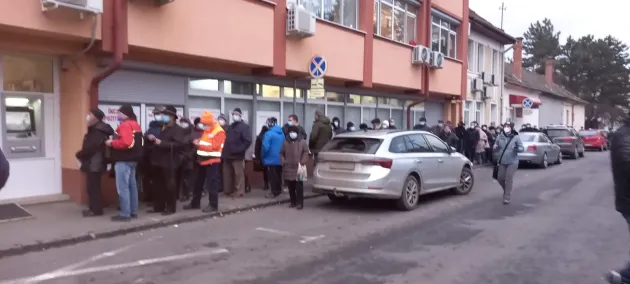 Brașovenii s-au grăbit să plătească taxele și impozitele locale. La sediul Direcției Fiscale de pe strada Dorobanților, coada s-a format înainte de deschiderea ghișeelor