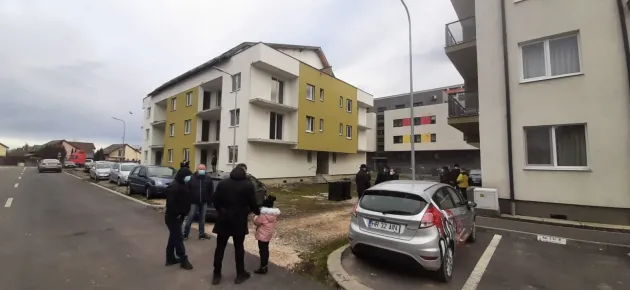 Au plătit, dar stau în stradă