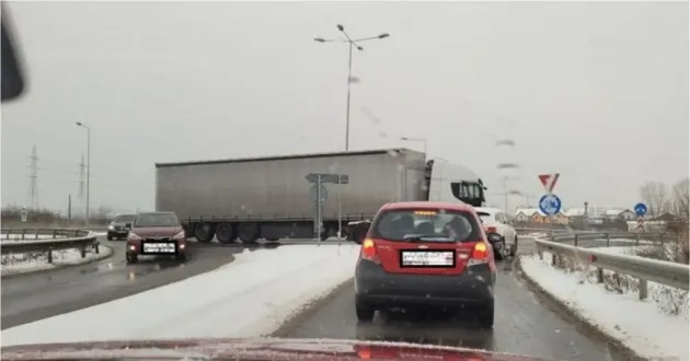 „Pană” în giratoriu: rămas „barieră” între Brașov și Sânpetru