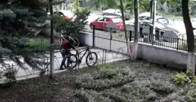 Hol de biciclete, navetist din Crizbav: 3 pe noapte