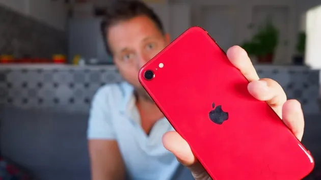Apple lansează cel mai ieftin iPhone 