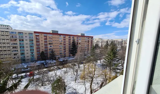 S-a trezit cu fostul soţ în casă