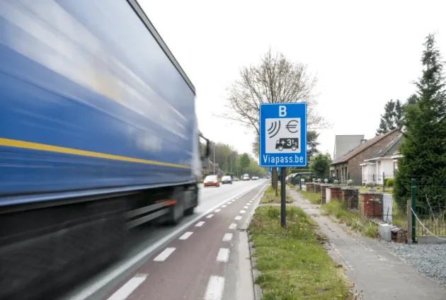 Şoferii care nu îşi plătesc taxele de drum în alte ţări vor fi urmăriţi şi acasă prin intermediul sistemului european de taxare rutieră electronică