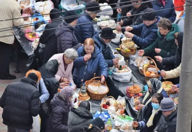 De ce dau românii de pomană?  