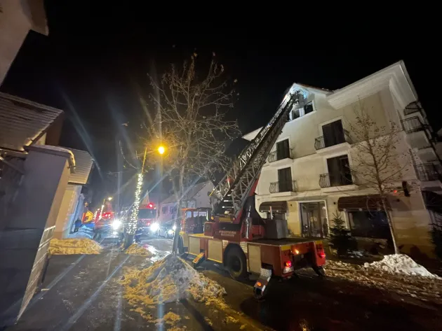 Hotel evacuat, în Râșnov. Foc la mansardă, 5 mașini de pompieri și 3 autoscări la intervenție