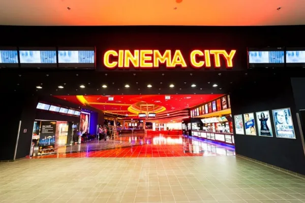 De mâine, un nou cinema în Braşov: 8 săli, 14,90 lei – cel mai ieftin bilet