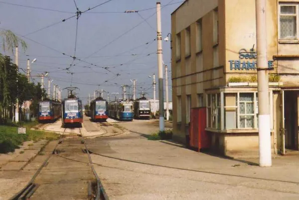 Municipalitatea braşoveană pregăteşte terenul pentru creşa din locul fostului depou de tramvaie din Tractorul