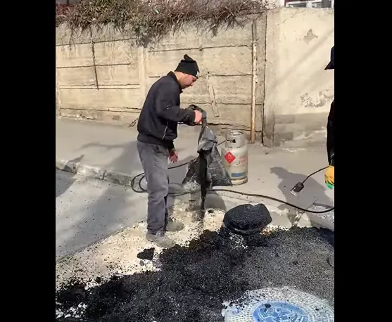 Asfalt „la sac”, turnat cu „pârlitoarea”