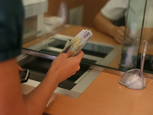 „Modelul Raiffeisen Bank, bancă fără casierii, ar putea fi curând urmat de BCR şi BRD”