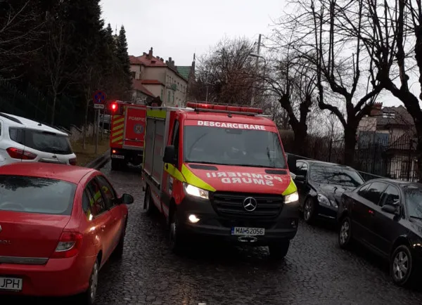 36 de ani, salt în gol de la etajul 3: a scăpat… aproape mort. Accident, violenţă sau tentativă de sinucidere, nu s-au dat detalii încotro merg suspiciunile