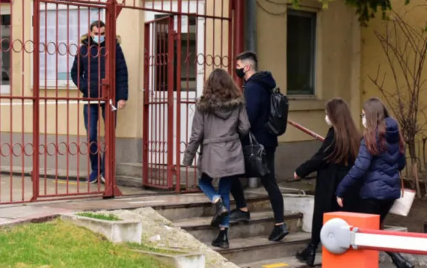 Din misterioasele cifre al Covidului: Mai avem o săptămână de şcoală cu prezenţă fizică  
