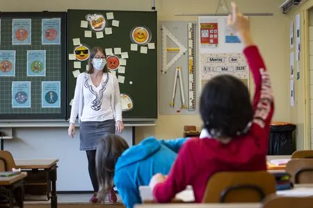 15.02, ora 11.00 şi ora 14.00: toată România citeşte 15 minute la şcoală