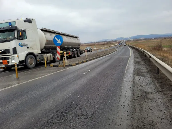 Criză în energie: s-au furat becurile solare din insulele de calmare a traficului. 4.500 de lei bucata, 4 atacuri date pe DN1. „Dacă cineva a văzut ce s-a întâmplat este rugat să ne ajute cu informaţii”