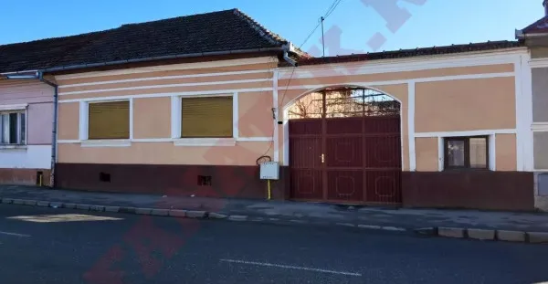 Tatăl lui Nicuşor Dan a rămas singur în casa din Făgăraş