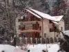 S-a săturat de roz: Viorica Dăncilă şi-a zugrăvit în crem casa de lângă Sanatoriul de Nevroze din Predeal