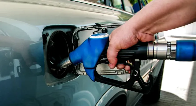 Acciza la carburanţi, la 50%. Măsura ar scădea imediat preţurile la pompă cu peste 1 leu pe litru