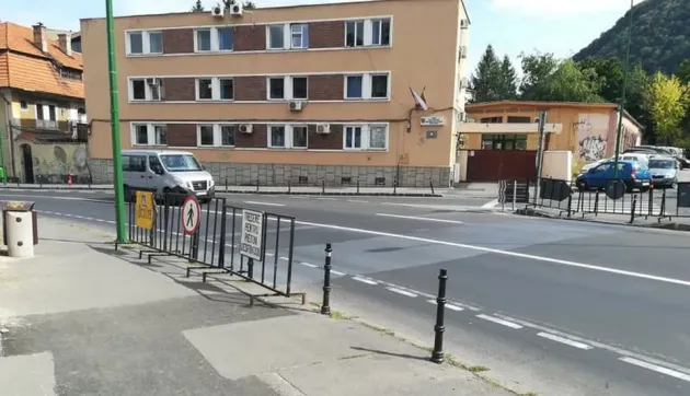 „Cine a ţinut-o şi de ce?”