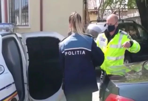 Cu scandal amoros la poartă
