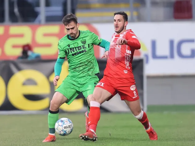 Dinamo, mai buni în inferioritate, punct cu doi jucători mai puţin pe teren