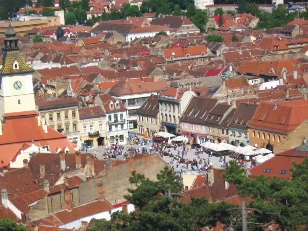 35 de arhitecţi vor să reproiecteze „kilometrul zero” al Braşovului. La vizita în teren în Piaţa Sfatului şi-au trimis 50 de reprezentanţi