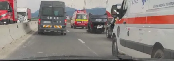 DN 1:  Toți teferi după o cascadorie. DJ 104K: 3 pe targă, după o răsturnare în șanț