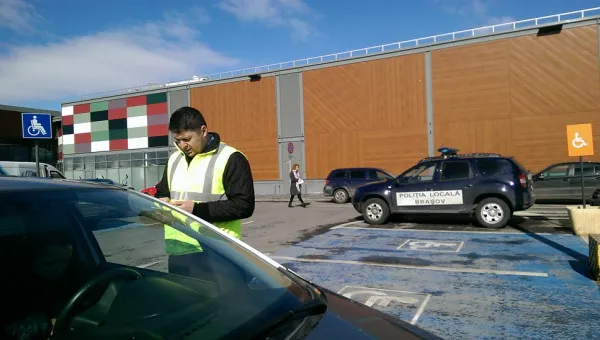 16.00 - 23.30, Poliţia la supermarket: după cerşetori şi şoferi „cu handicap”