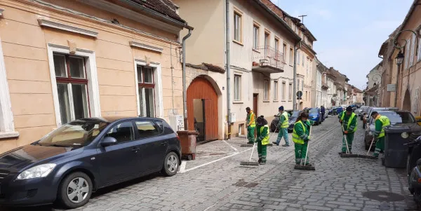 A început „Luna curăţeniei” la Braşov: 180 de muncitori pe stradă, 70 în parcuri. Ca în fiecare an, braşovenii pot arunca obiectele voluminoase la containerele de mari dimensiuni