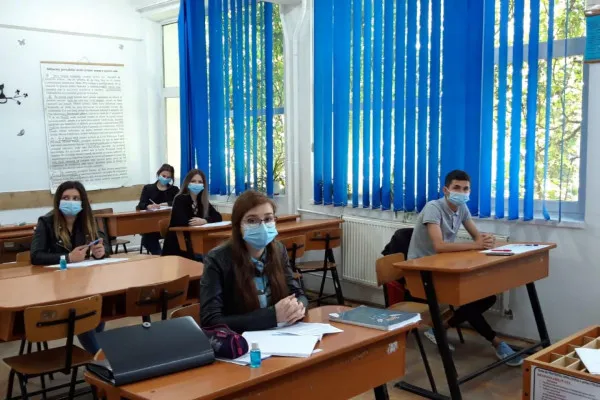 „Şcoala vieţii” o vor învăţa elevii din judeţ de la avocaţii din Baroul Braşov