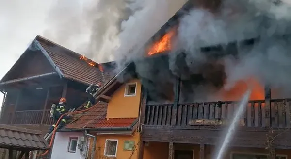 20 de oameni treziţi cu focul în casă. Incendiul s-a extins şi la vecini