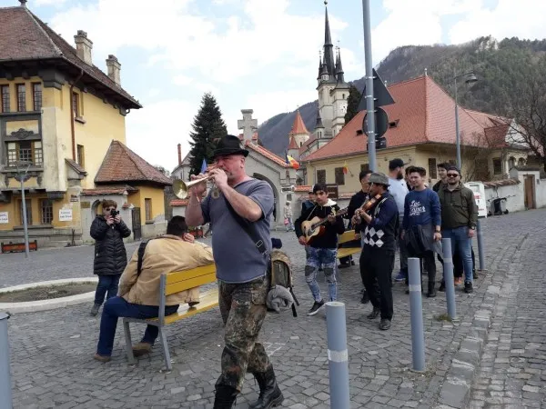 Bunavestire peste Braşov: După doi ani cu obicei „ciuntit”, Junii ies cu surla, la fel ca înainte de pandemie