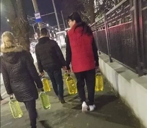 Benzină şi la damigeană! Panica de la benzinării, în imagini