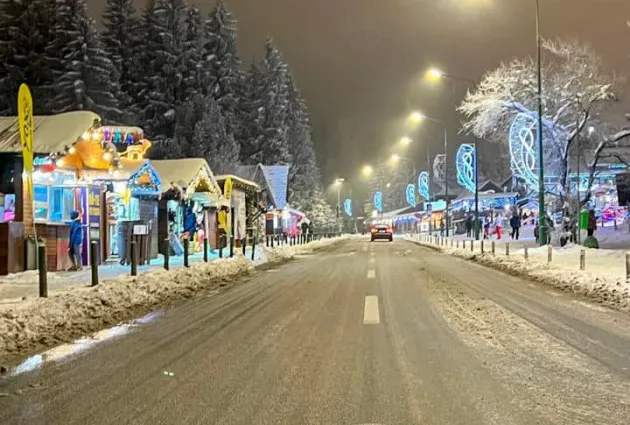 Noaptea „furios şi iute” în Poiana Braşov: Veniţi din Bucureşti şi Prahova să facă „drift-uri” pe zăpadă, lăsaţi pietoni şi taxaţi de Poliţie pentru agresivitate