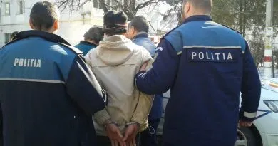 Tineri din Făgăraș, în cătușe: Au bătut un bărbat și au spart parbrizul unei mașini