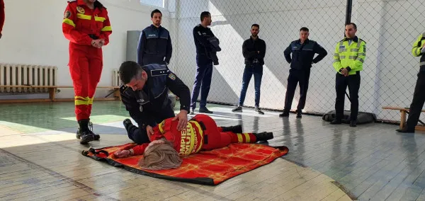 Poliţiştii de pe străzi, la „instrucţia” SMURD