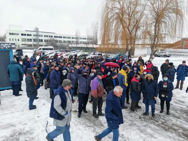 Cu războiul la graniţă şi cu foamea-n gât 