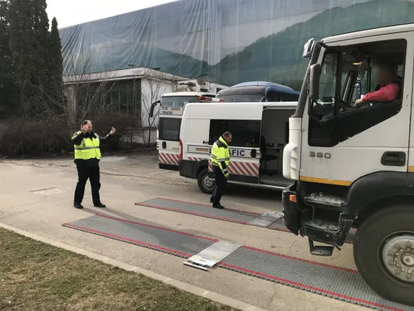 Poliţia, cu „cântarul” în Tractorul: 30 de maşini pe rampă, 9 – prea grele pentru oraş