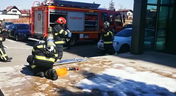 „Incendiu la subsol”, simulat la Braşov: În condiţiile în care adăposturile subterane sunt verificate în întreg judeţul, pompierii s-au adaptat şi ei  