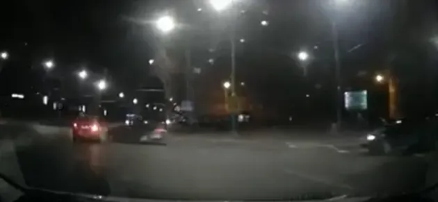 Două șoferițe, impact în giratoriu