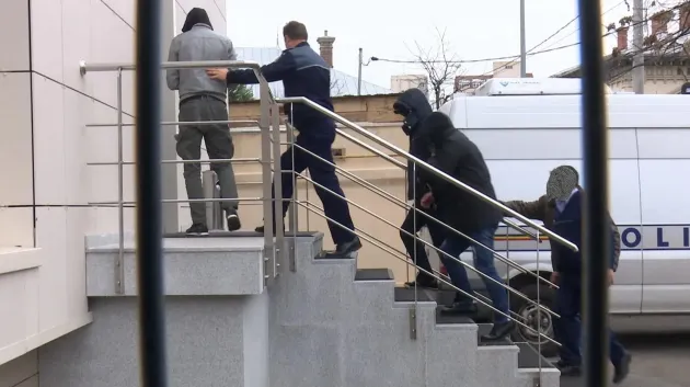 Spărgători de locuinţe, ridicaţi de poliţişti din Braşov şi Prahova