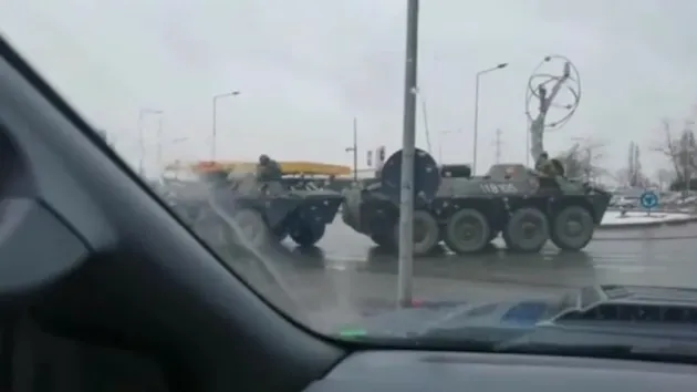 Nu vă panicaţi: în România, TAB-urile se ciocnesc în giratorii, soldaţii NATO se împuşcă în mână  