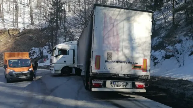 „Frânt” în unghi de 90