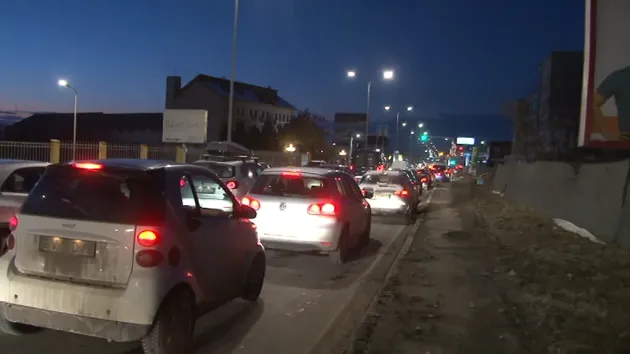 De la hârtie igienică, la benzină… Ce spun brașovenii care au ales să stea la cozi de sute de metri
