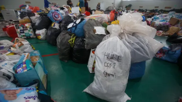„Habar n-avem să donăm”: costume de baie, paiete, mărgele, pantofi cu toc