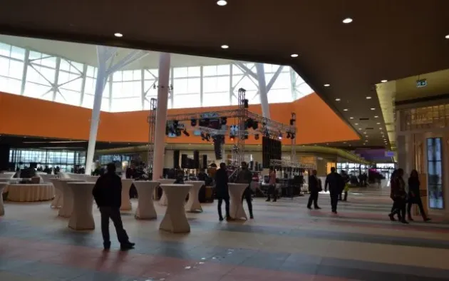 Recenzare şi la mall, şi în Centrul Civic, şi în Tractorul