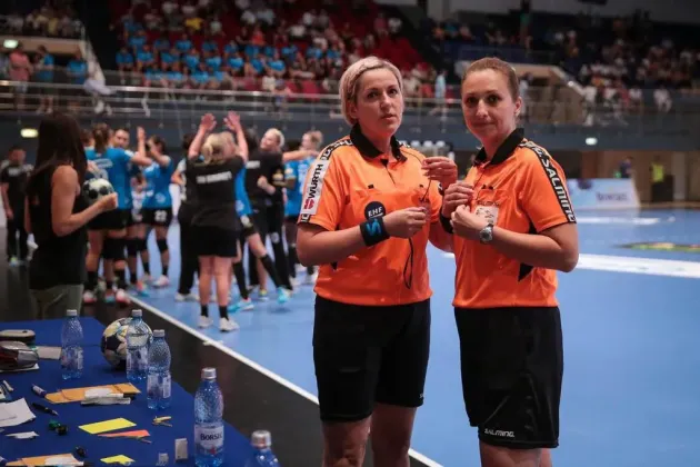 Curs pentru formarea arbitrilor de handbal, la Braşov