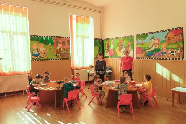 În Ucraina manager, în Braşov educatoare. Copiii refugiaţi din Ucraina au început cursurile la 3 grădiniţe, urmează a 4-a