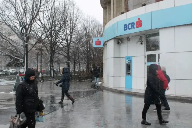 BCR, prima bancă din țară care schimbă hrivnele în lei. Decizia vine la scurt timp după ce refugiații s-au plâns că banii lor sunt inutili, nimeni nu îi primește 
