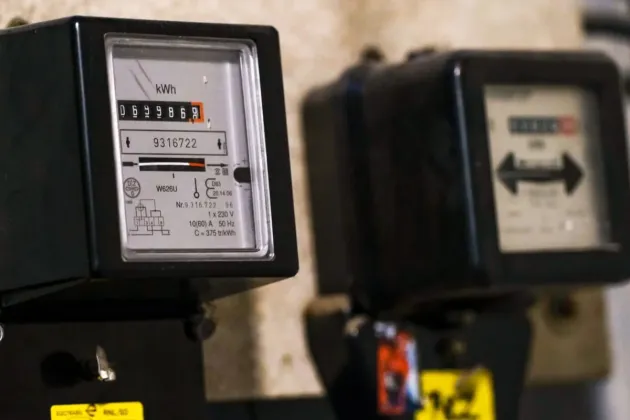 Guvernul a aprobat plafonarea preţurilor la energie electrică şi gaze timp de un an